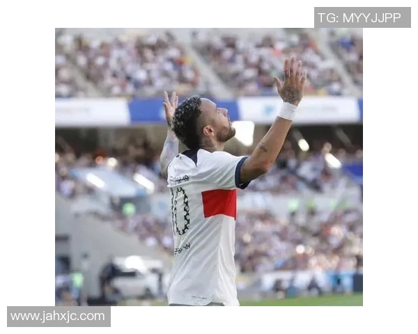 英超豪门曼联宣布签下巴黎圣日耳曼前锋内马尔，刷新转会费记录